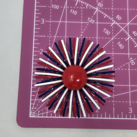 VINTAGE DEMI PARURE RED WHITE & BLUE STARBURST ENAMEL BROOCH CLIP ON EARRINGS - Picture 8 of 13